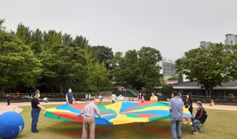 성인발달장애인 중장년 프로그램이 열린 복지관 야외 풍경 사진 한 장