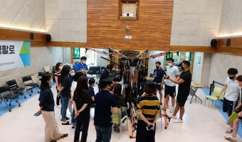 복지관 직원들 '장애인 커뮤니티 운동기구 지원사업' 관련 바디스파이더 교육