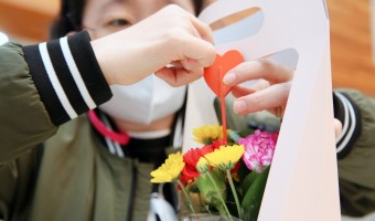 지역사회 공헌 위해 어버이날 꽃바구니 만들기