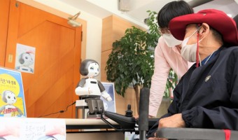 "로봇이 인사를 건넵니다" 신입직원 '리쿠'와 함께한 추석맞이 소소한 로봇 체험 이벤트