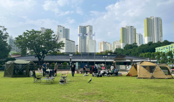 도심 한복판에서 피어난 특별한 추억! 복지관 잔디밭이 오늘은 추억을 담은 캠핑장으로 | 운영지원팀 '도심 속…