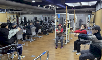 복지관 건강누리실에서 운동 전 스트레칭을 하면 어떤 변화가 생길까요? 여기는 '마음이 쉬는 스트레칭'입니다.