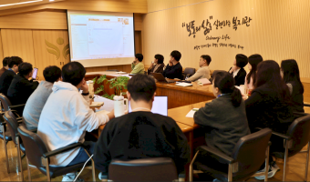 누구나 할 수 있지만,  '누구나 할 수 없는' 스마트워크위원회 모임의 첫 키워드는 바이브 코딩입니다.